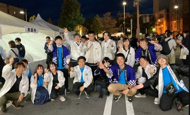 A group picture including Teruhiko Fujimoto volunteering with the Red Cross Society. 